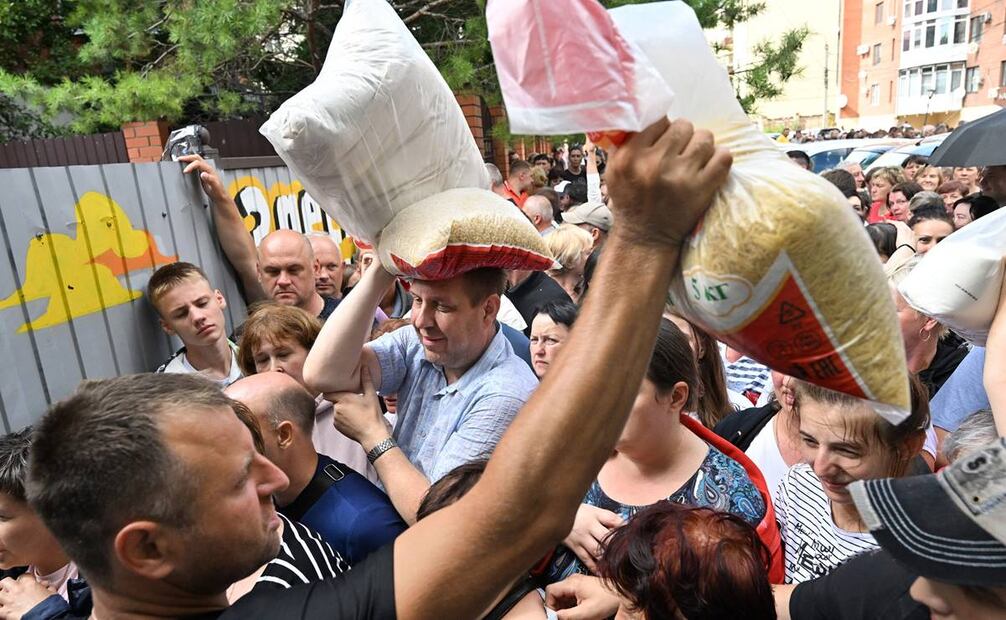 Los residentes locales reciben ayuda humanitaria en las afueras de la ciudad de Sudzha. Foto: AFP