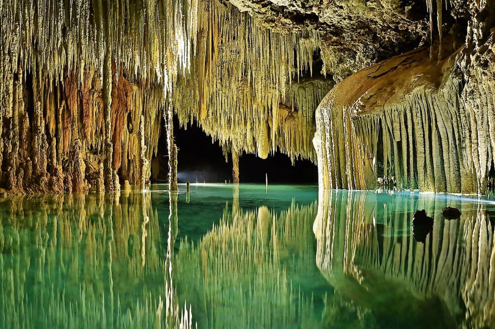 Al sur de Playa del Carmen se localiza el Río Secreto, 30 km de cuerpos de agua y formaciones largas y puntiagudas, cuyo estudio confirmaría que el colapso de los mayas se relaciona con la disminución de las lluvias. (FOTOS: CORTESÍA NATIONAL GEOGRAPHIC)