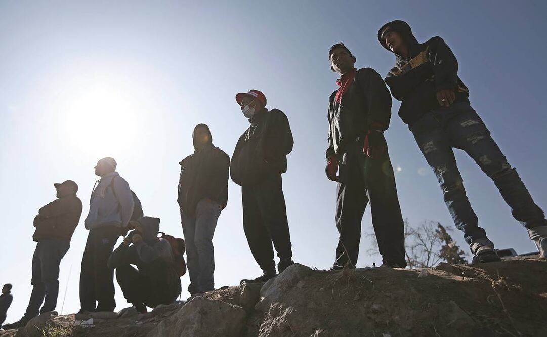 Migrantes, al llegar a Ciudad Juárez para cruzar el río Bravo y entregarse a las autoridades estadounidenses para solicitar asilo. Las expulsiones exprés por la pandemia de coronavirus acababan mañana, pero la Corte Suprema decidió mantener, por el moment