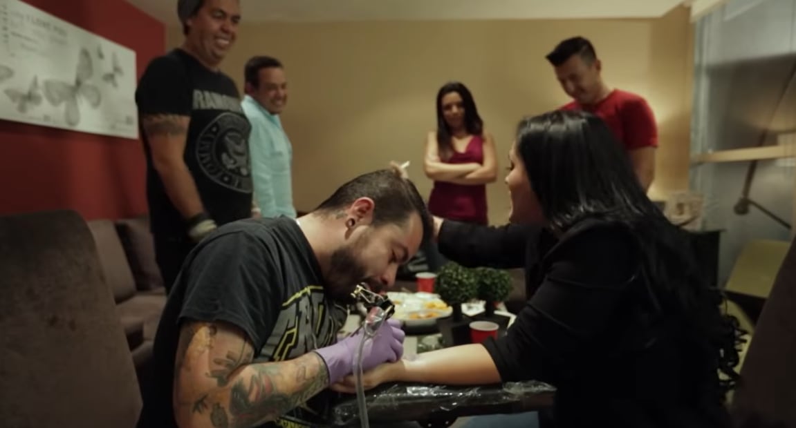 Marichelo Puente cuando se tatuó por primera vez en 2014.
Foto: YouTube / Honorio Hernández