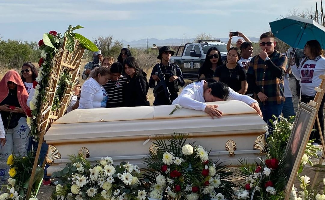 Ceci Flores da el último adiós a su hijo, Marco Antonio; es sepultado en el Panteón Municipal de Hermosillo. Foto: Amalia Escobar / EL UNIVERSAL