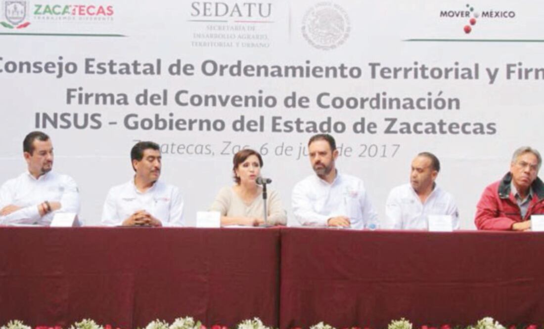 Rosario Robles, titular de la Sedatu, de gira por Zacatecas, fungió como testigo de honor en la firma de un convenio para construir viviendas. (SEDATU)