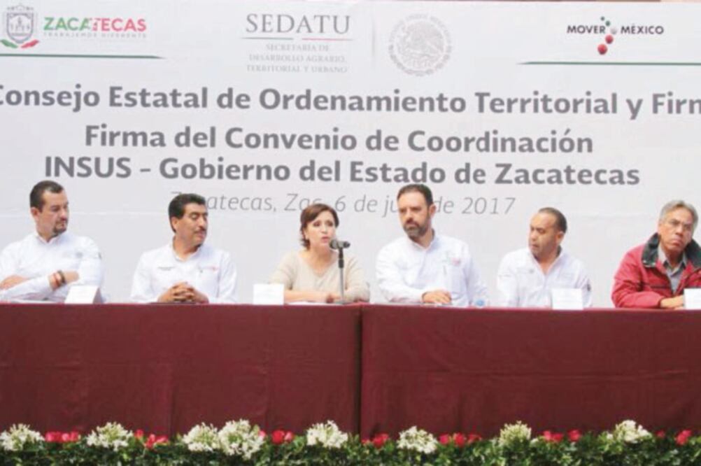 Rosario Robles, titular de la Sedatu, de gira por Zacatecas, fungió como testigo de honor en la firma de un convenio para construir viviendas. (SEDATU)
