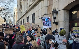 Estudiantes de la Universidad de Columbia protestan por arresto de alumno; agentes del ICE entraron al campus