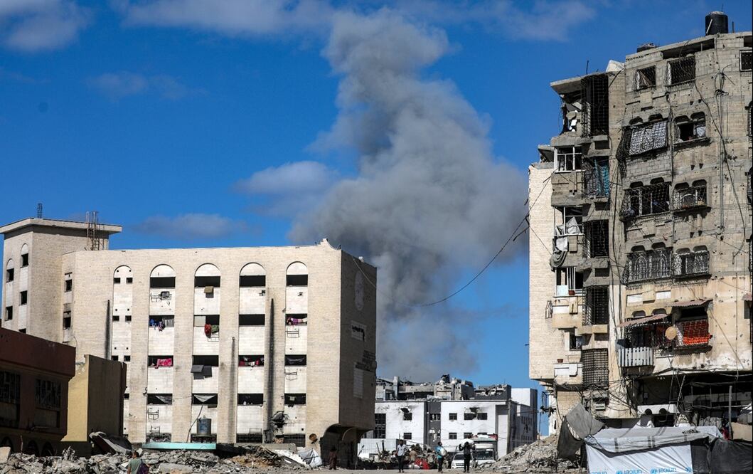Una columna de humo se eleva tras un ataque aéreo israelí cerca del Hospital Al Shifa durante una operación militar israelí en la Ciudad de Gaza, Franja de Gaza, el 1 de octubre de 2025. Foto: EFE