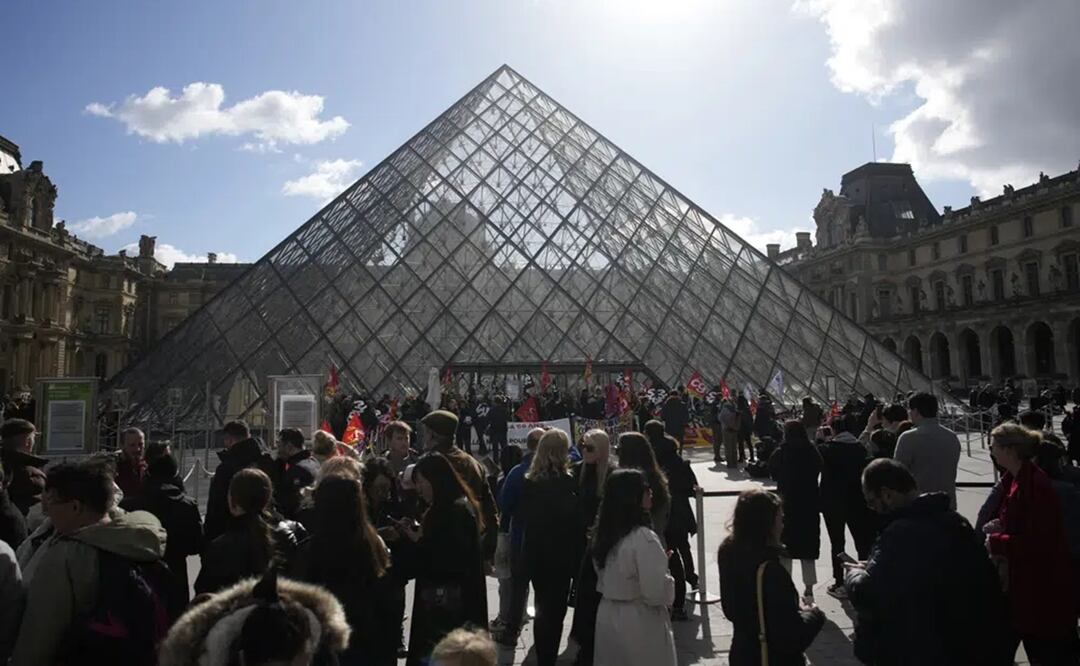 Visitantes esperado frente al museo del Louvre mientras los trabajadores protestan contra los impopulares planes del gobierno para reformar el sistema de pensiones, en París, Francia. Foto: AP