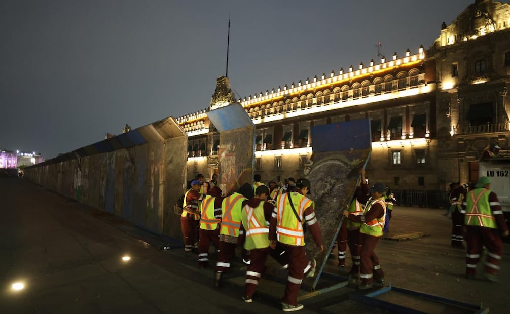 Trabajadores de limpia de la Ciudad de México colocan vallas en el Zócalo capitalino para la marcha que se celebrará el próximo domingo 8 de marzo por el Día Internacional de la Mujer. Foto: Valente Rosas/ EL UNIVERSAL