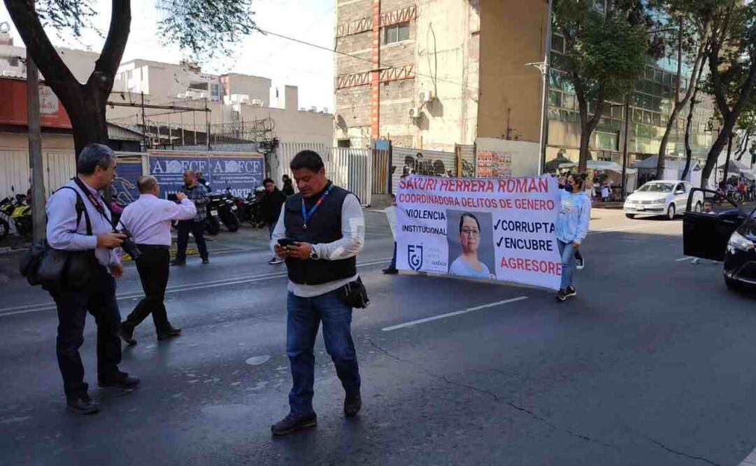 La Coordinadora General de Delitos de Género de la FGJCDMX, Sayuri Herrera Román, es acusada de corrupción por manifestantes. Foto: Especial
