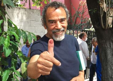 Damián Alcázar hace efectivo su voto: "seguramente vamos a tener a una mujer como presidenta"