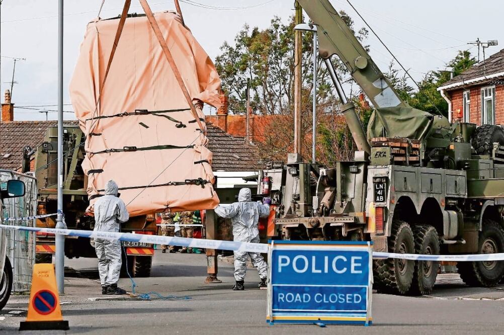 Personal remueve un vehículo ligado al envenenamiento de un ex espía, en Salisbury (ADRIAN DENNIS. AFP)