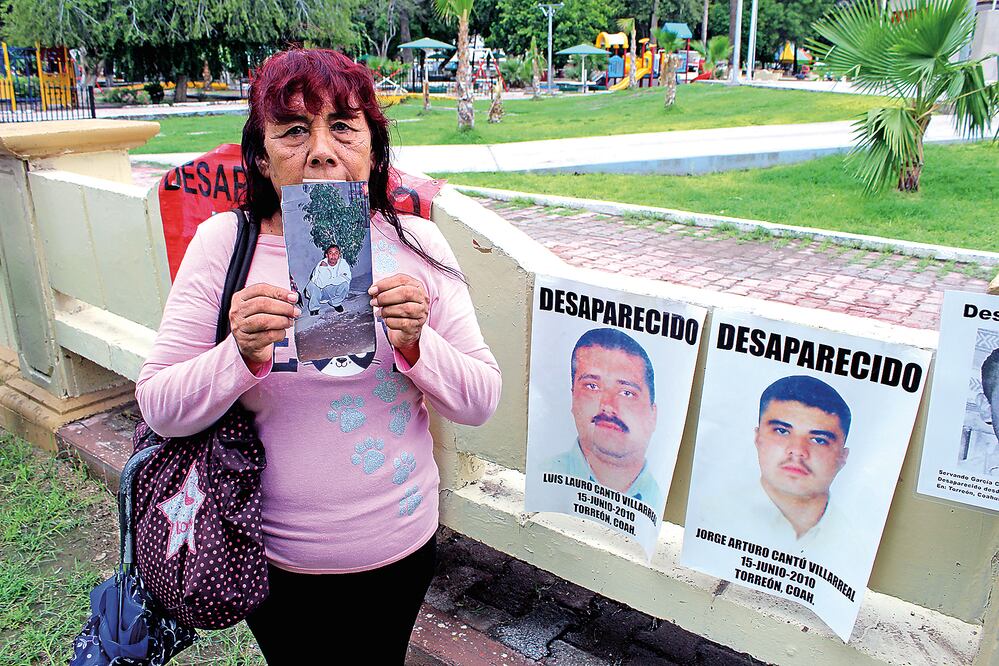 Aurora carga con la foto de Claudio. La mujer participó ayer en Coahuila por primera vez en una marcha para exigir la localización de su hijo (ESPECIAL)