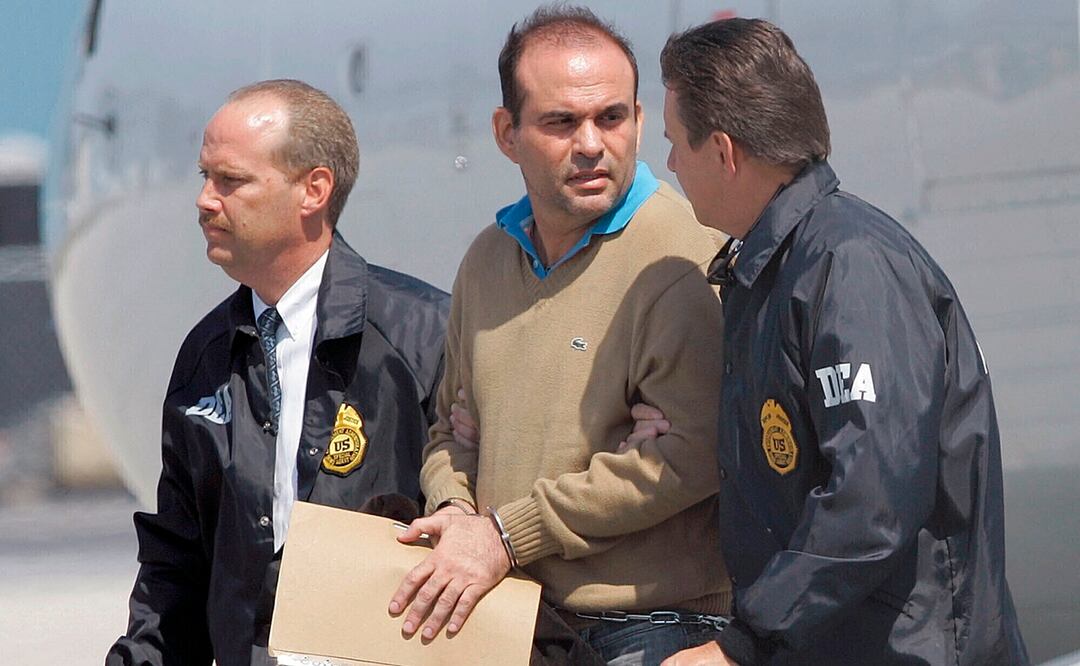 El excomandante paramilitar colombiano Salvatore Mancuso es escoltado por agentes de la DEA. Foto: AP