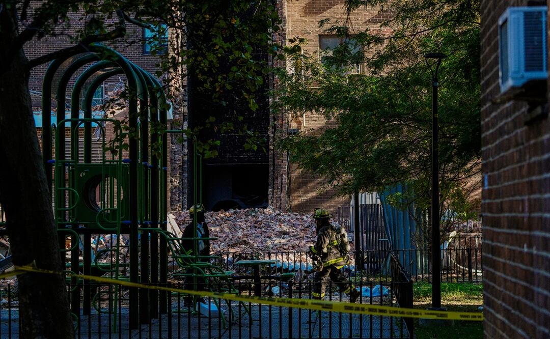 Bomberos trabajan cerca del lugar del derrumbe de un edificio en el distrito del Bronx de Nueva York. Foto: AP