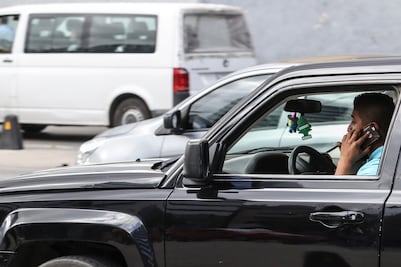 Automovilistas no sueltan el celular 