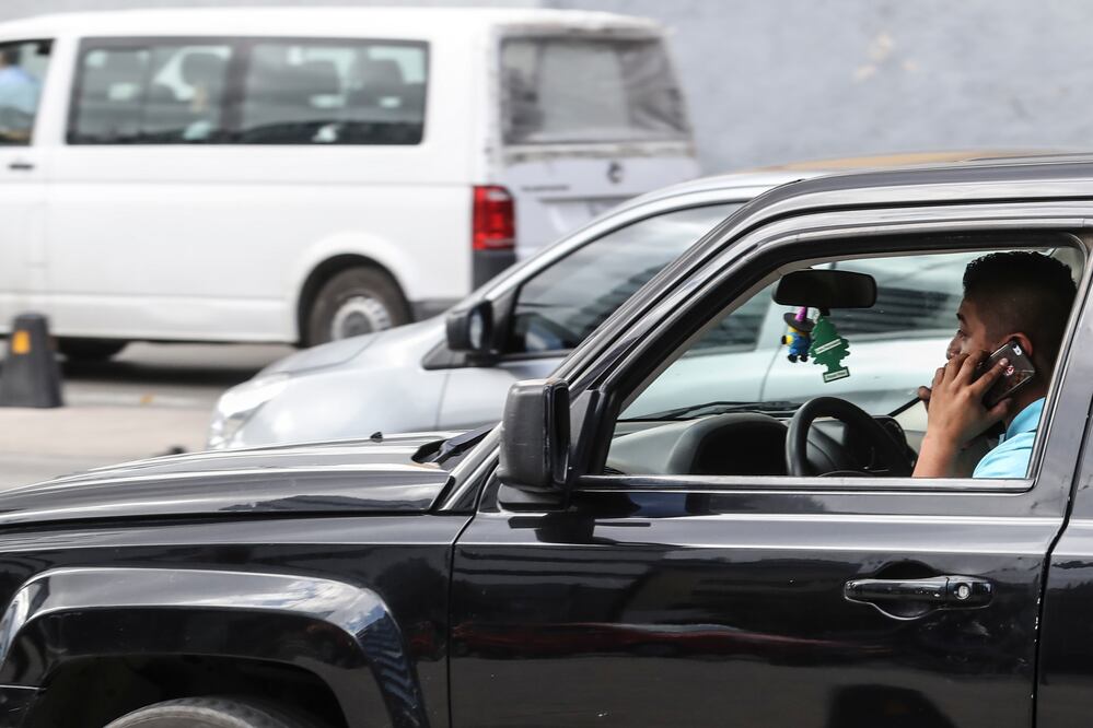 En un ejercicio realizado por este diario se contabilizaron, durante un minuto, cinco conductores que usaban el celular mientras manejaban. (FOTO: GERMÁN ESPINOSA. EL UNIVERSAL)