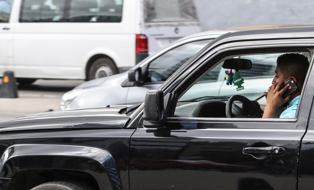 En un ejercicio realizado por este diario se contabilizaron, durante un minuto, cinco conductores que usaban el celular mientras manejaban. (FOTO: GERMÁN ESPINOSA. EL UNIVERSAL)
