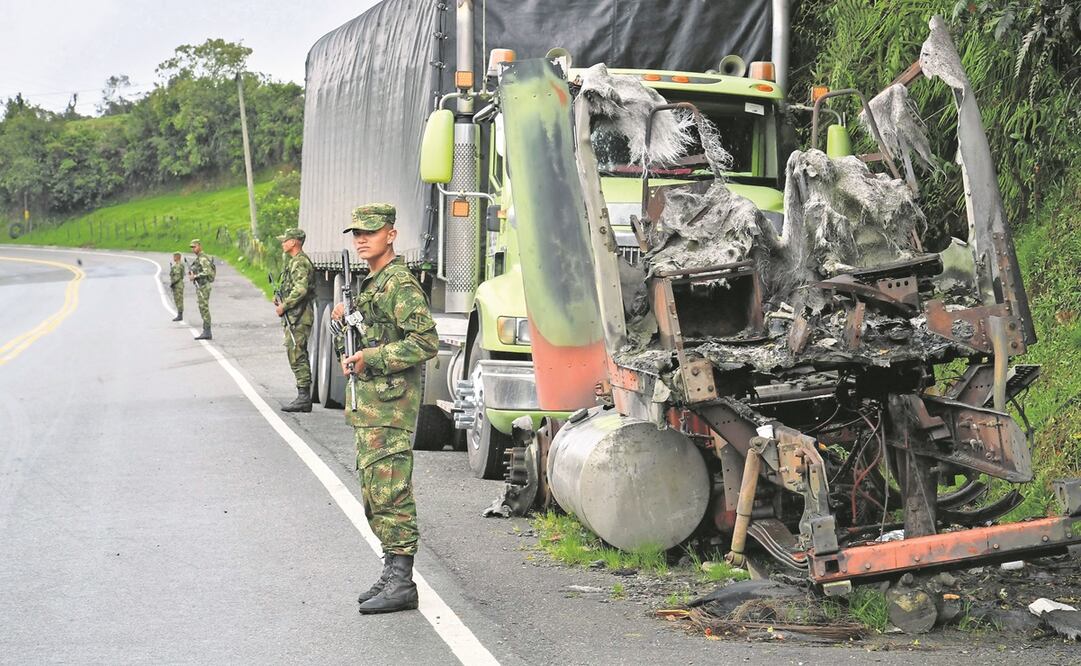 Soldados, junto a un camión quemado por miembros del Clan del Golfo, en una carretera cerca de Yarumal, departamento de Antioquia, el 6 de mayo. Foto: ARCHIVO AFP