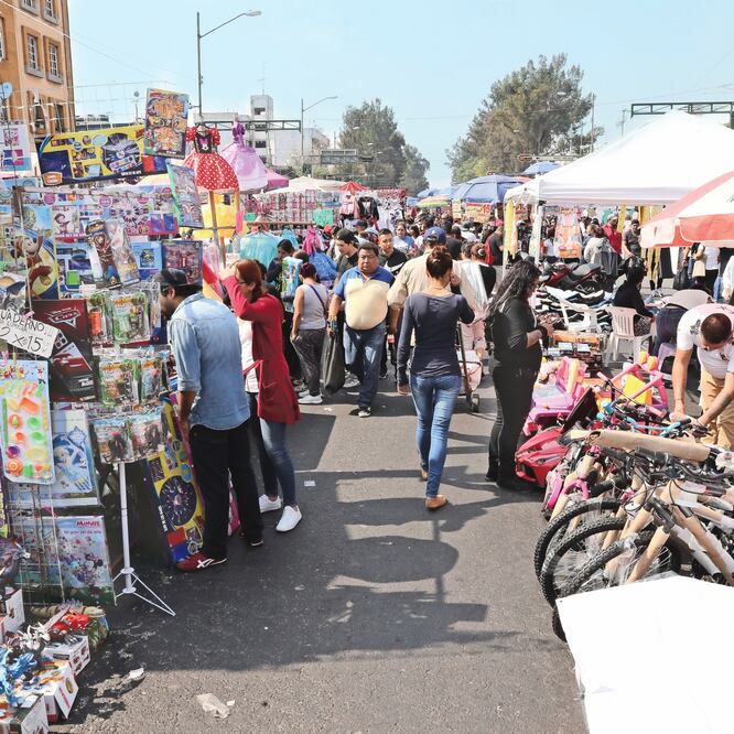 Vendedores cerraron completamente el Eje 1 Norte a la circulación vehicular, por lo que los automovilistas buscaron vías alternas. (JUAN CARLOS REYES. EL UNIVERSAL)