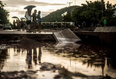 Lluvias derrumban 3 puentes peatonales en Culiacán