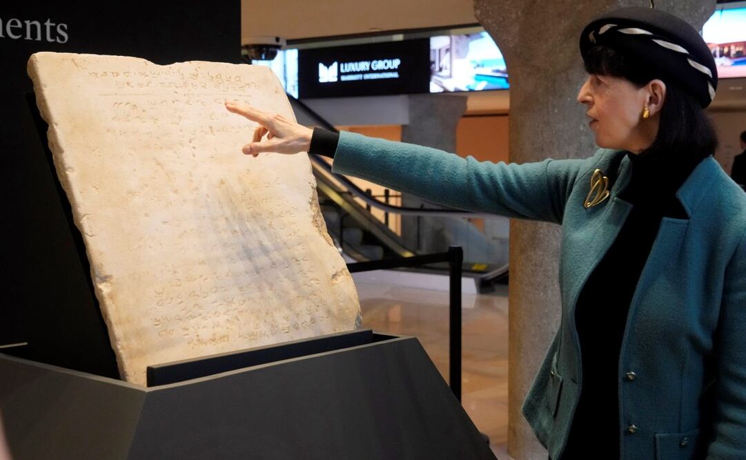 Sharon Liberman Mintz, especialista en temas judíos, libros y manuscritos para Sotheby's, con la tabla de los Diez Mandamientos más vieja que se conoce, en Sotheby's, en Nueva York, el 9 de diciembre del 2024. Foto: AP