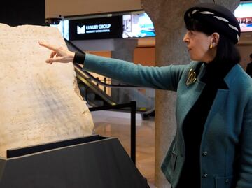 Subastan tabla grabada con los Diez Mandamientos por 5 mdd en Nueva York; fue descubierta en 1913