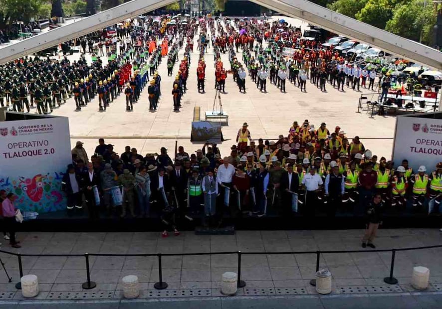 Desde el Monumento a la Revolución, la mandataria capitalina destacó que como parte de la estrategia, se desplegaron equipos en 56 puntos estratégicos. Foto: X @ClaraBrugadaM