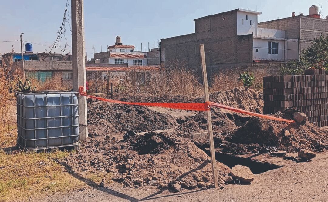 Zanja abierta para conectar una manguera a la red de agua. Foto Especial