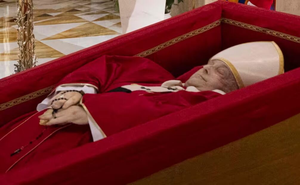 Esta foto tomada el 21 de abril de 2025 y distribuida el 22 de abril de 2025 por The Vatican Media muestra al Papa Francisco en su ataúd abierto en el Vaticano. Foto: La Nación/GDA