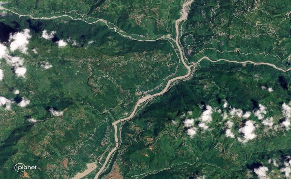 Una inundación y un deslizamiento de tierra masivos en la frontera entre Nepal y el Tíbet causaron la muerte de casi 100 personas el 26 de agosto y dejaron a varios cientos de desaparecidas, muchas de ellas turistas extranjeros. Foto: 2026 Planet Labs PBC