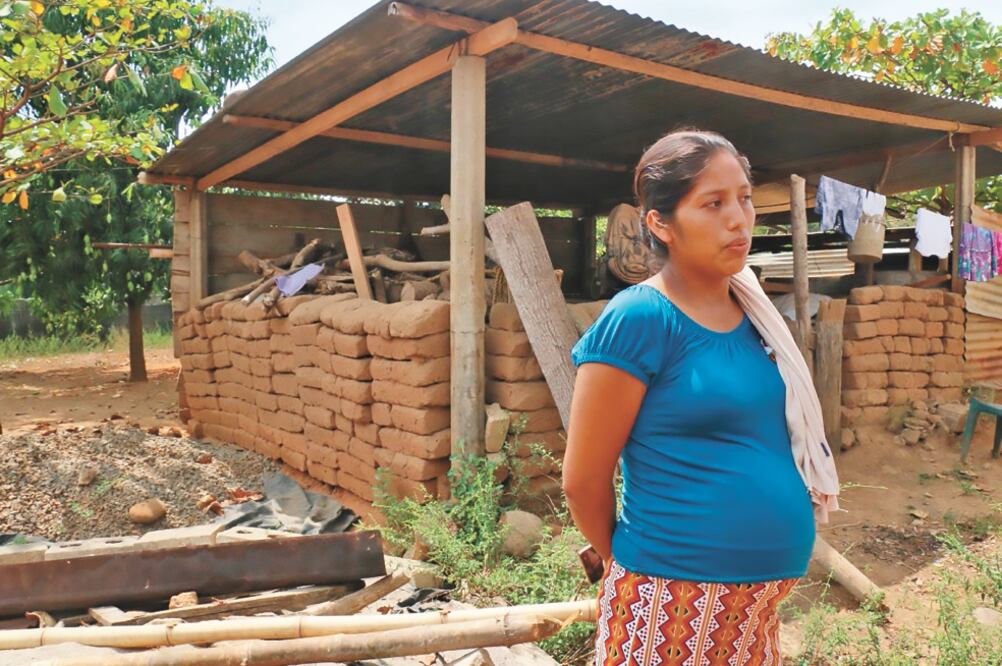 Heydi Paz Cash era esposa de Óscar Mazariego López. La joven quedó viuda con un hijo de un año, y otro por nacer. (MA. DE JESÚS PETERS. EL UNIVERSAL)