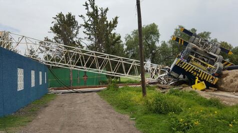 "Olvidan" pluma de grúa sobre una casa de Edomex