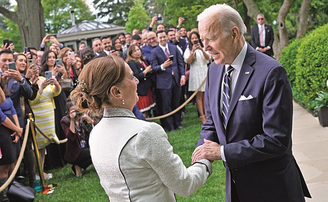 En la conmemoración de la Batalla de Puebla, saludó a Beatriz Gutiérrez Müeller, que acudió como invitada estelar. Foto: Yuri Gripas/ EFE.