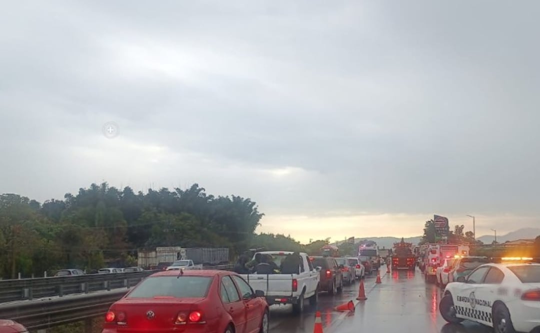 Los reportes policiales señalan que fue durante la mañana de este viernes cuando ocurrió el accidente que obligó al cierre total de la importante carretera. Foto: Guardia Nacional @GN_Carreteras