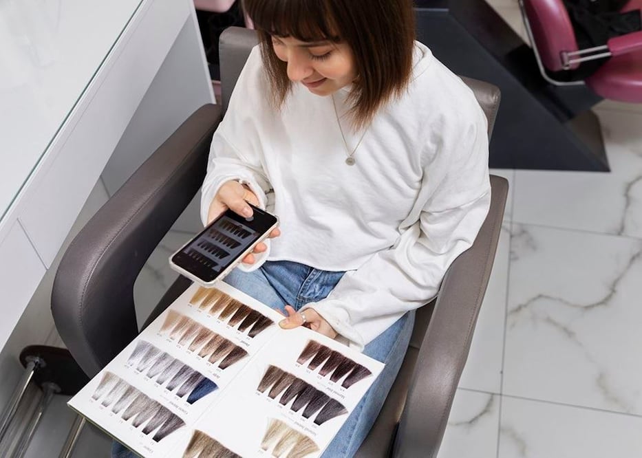 ¡No tienes que decolorar tu melena para lucir un nuevo look! Aquí te contamos cómo lograrlo. Foto: Freepik