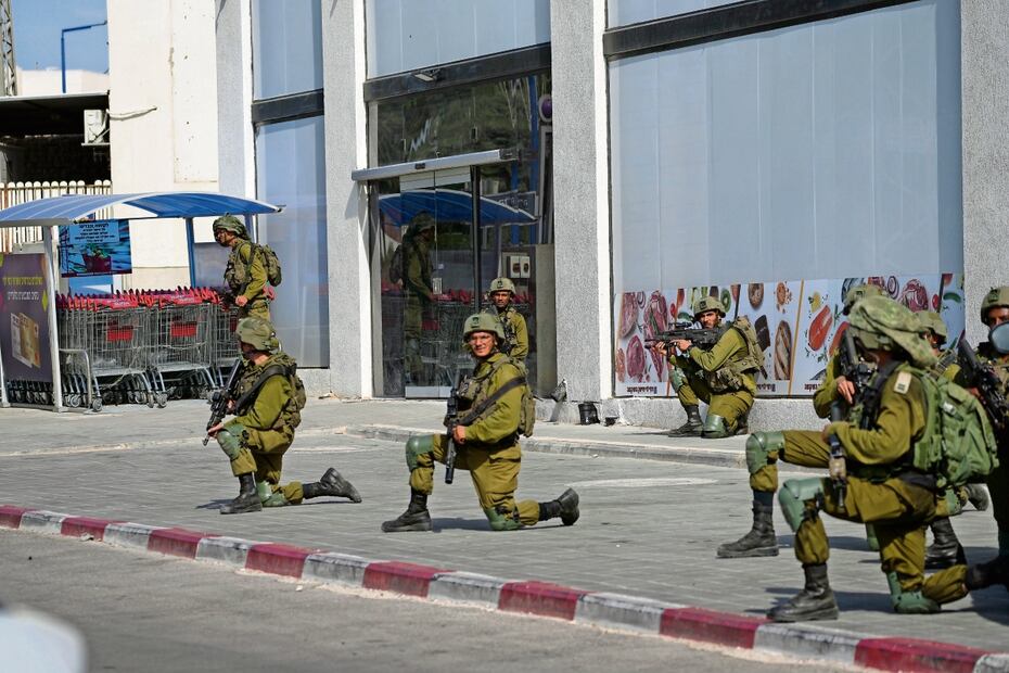 Soldados israelíes se despliegan en Sderot tras los ataques. Foto: AP