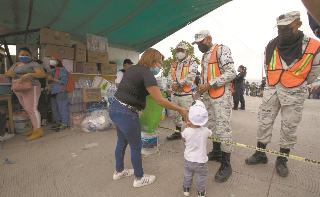 La solidaridad de la segunda sección de la colonia Lázaro Cárdenas se manifestó en los albergues y con elementos de la Guardia Nacional. Fotos: Germán Espinosa. EL UNIVERSAL