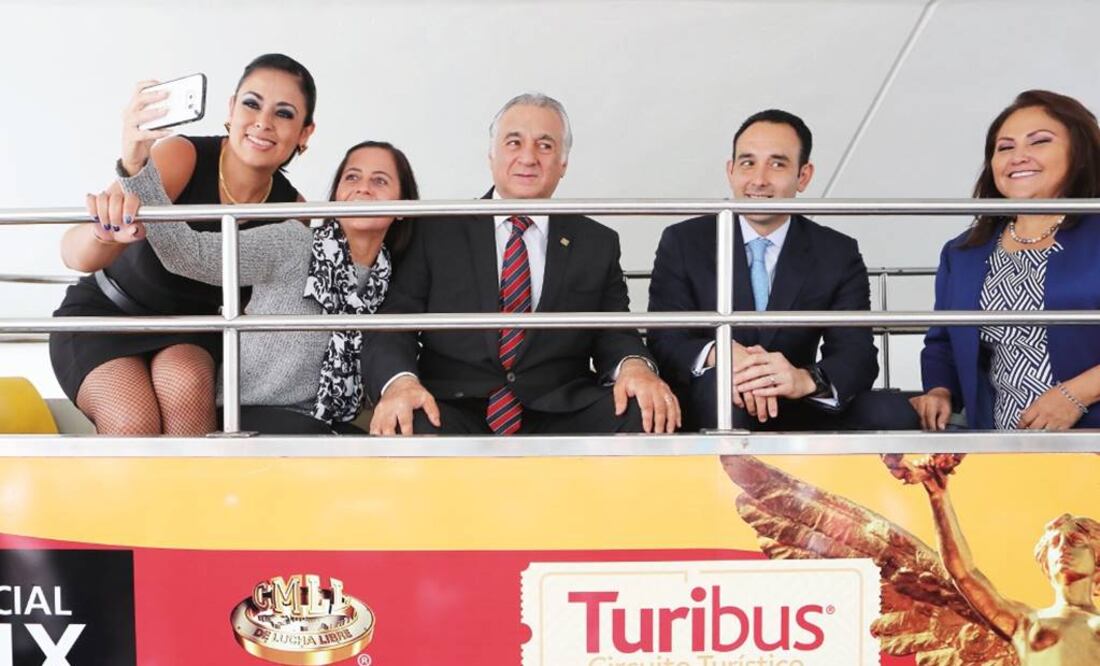 Debido a las manifestaciones y mítines que se llevaron a cabo ayer en las inmediaciones del Senado, se canceló el acto de banderazo de salida del Turibús, por lo que el acto simbólico se realizó en la unidad infantil (LUCÍA GODÍNEZ. ELUNIVERSAL)