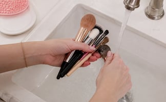 ¿Cada cuánto debes lavar las brochas y peines?  