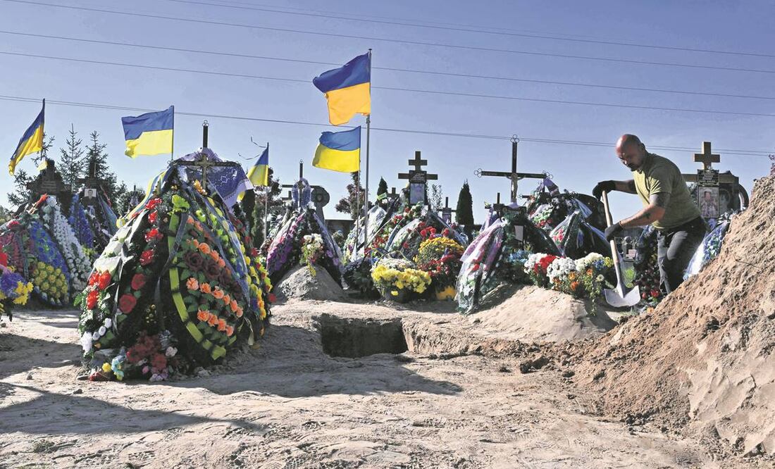 Un empleado comunal llena una tumba de una persona cuyo cuerpo ha estado desaparecido desde su captura en el asalto abortado de Rusia a Kiev en marzo. Foto: Sergei Supinsky/AFP