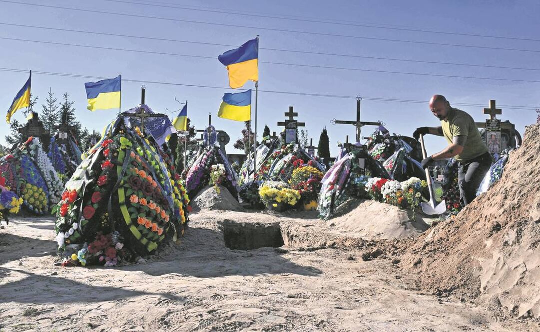 Un empleado comunal llena una tumba de una persona cuyo cuerpo ha estado desaparecido desde su captura en el asalto abortado de Rusia a Kiev en marzo. Foto: Sergei Supinsky/AFP