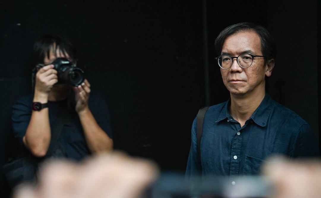 Chung Pui-kuen, exeditor jefe del ahora cerrado medio de noticias Stand News abandona el tribunal de distrito de Hong Kong. Foto: AFP