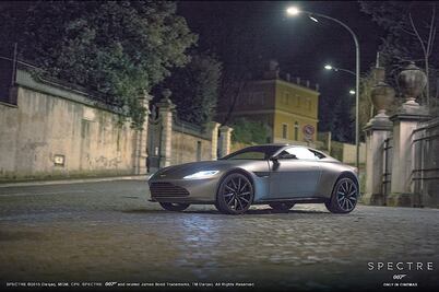 Sólo 2 mexicanos, con el auto de James Bond