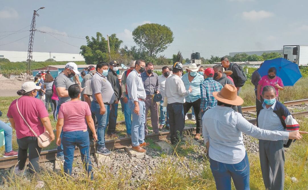 Vecinos de la colonia 10 de Junio y zona ejidal de Santiago Teyahualco impidieron el trabajo de topógrafos del Tren Suburbano. Foto: ESPECIAL