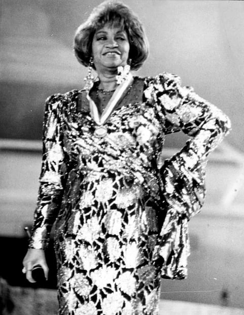 Los vestidos de Celia Cruz fueron un distintivo que destacaba de su persona. Todos sus atuendos tenían un toque de brillo y color que hacían juego con su personalidad. Foto: Archivo El Universal.