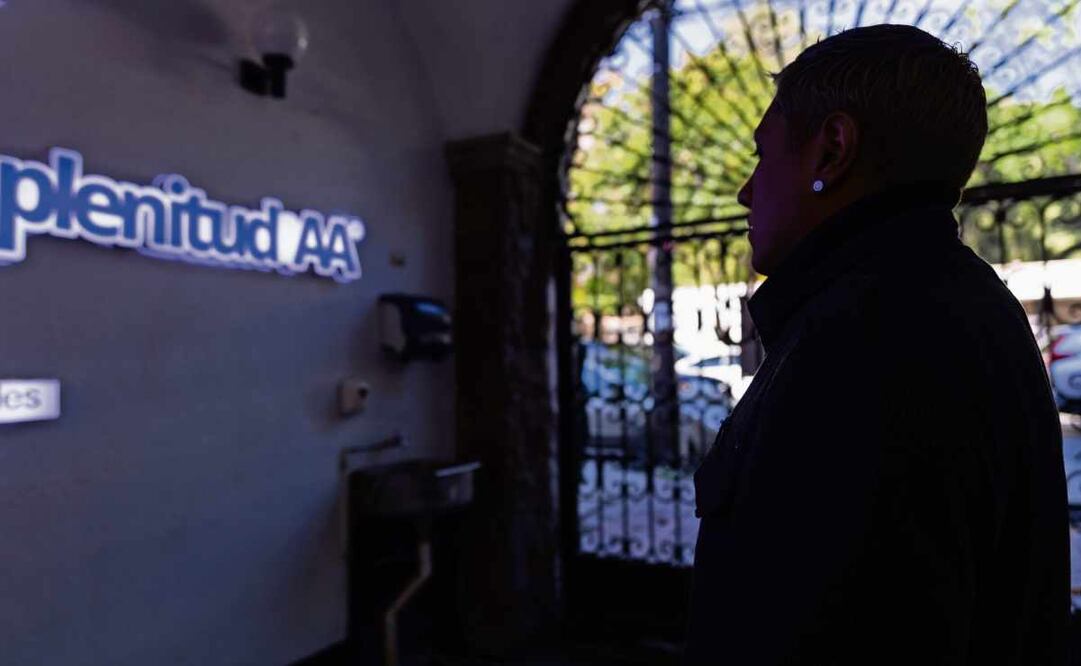 Carlos es víctima del alcoholismo y narra que viene de una familia de bebedores, por lo que debido a su homosexualidad empezó a tomar a los 17 años debido a su inseguridad 21 de enero. Foto: Hugo Salvador / EL UNIVERSAL