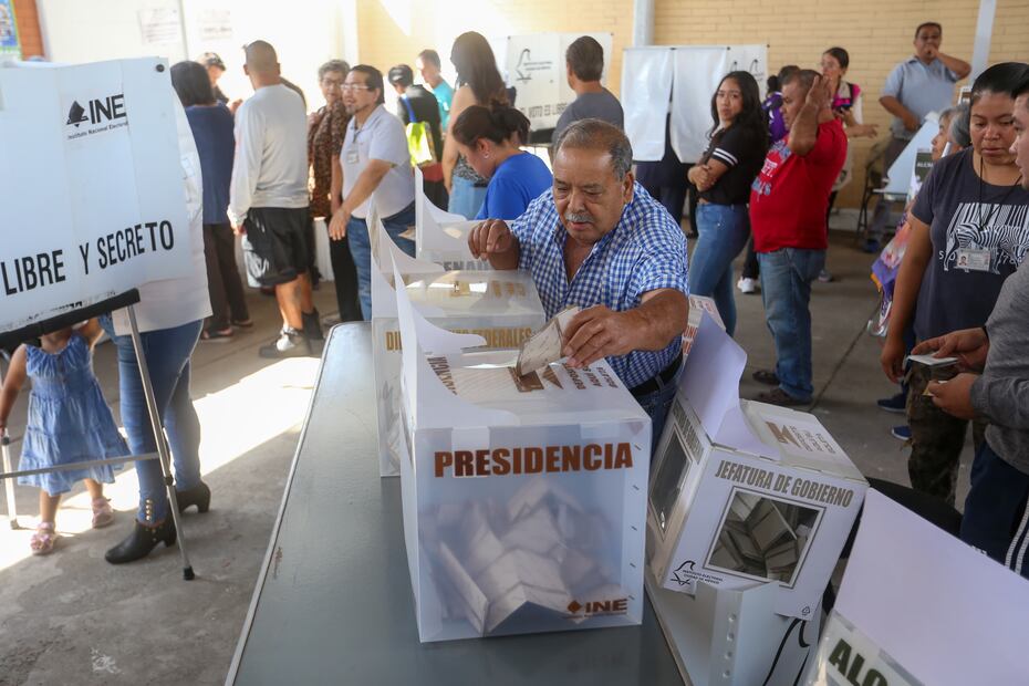 Cientos de ciudadanos acudieron a la casilla ubicada en la escuela primaria Gaudencio Peraza en la Alcaldía Iztapalapa, donde la candidata Clara Brugada emitió su voto. Foto: Luis Camacho / EL UNIVERSAL