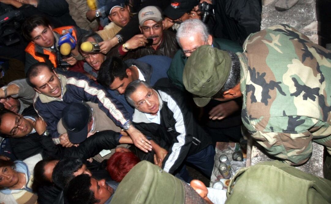Tras anunciar la suspensión de la mina Pasta de Conchos en Coahuila, familiares de mineros atrapados retuvieron por varios minutos al secretario del Trabajo, Francisco Javier Salazar, junto con otros funcionarios. Foto: Jorge Carballo / Archivo EL UNIVERSAL