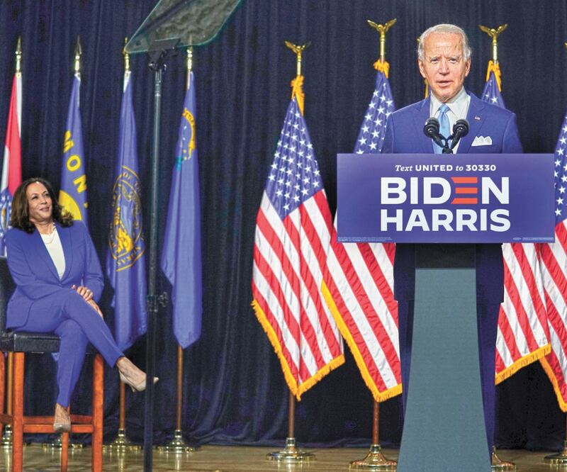 El virtual candidato demócrata Joe Biden, ayer con su compañera de fórmu la, Kamala Harris, en Wilmington. CAROLYN KASTER. AP