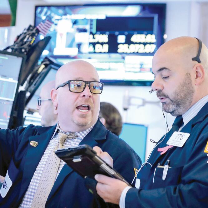 Alza. El mercado bursátil de Wall Street tuvo un repunte después de que EU y China acordaron una tregua temporal en su disputa comercial. Foto: BRENDAN MCDERMID. REUTERS