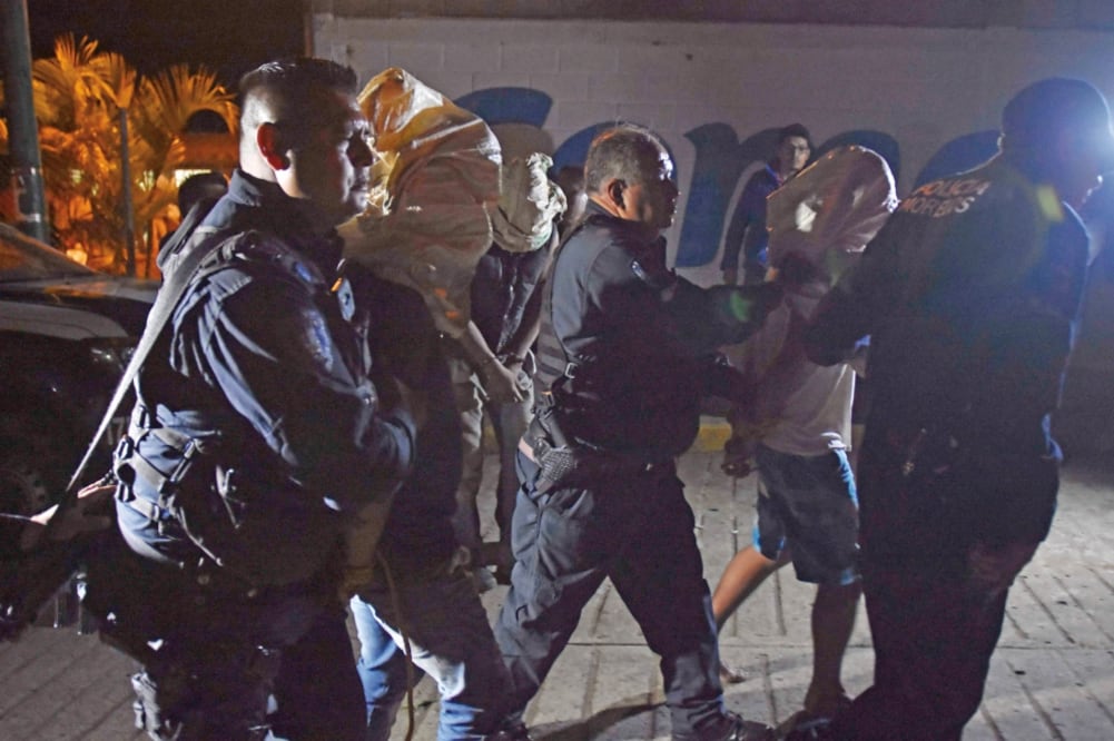 De acuerdo con testigos, ocho hombres fueron sorprendidos robando aguacates en Buenavista del Monte, Morelos, por lo que los vecinos dieron la voz de alerta y se inició una persecución. (TONY RIVERA. EL UNIVERSAL)